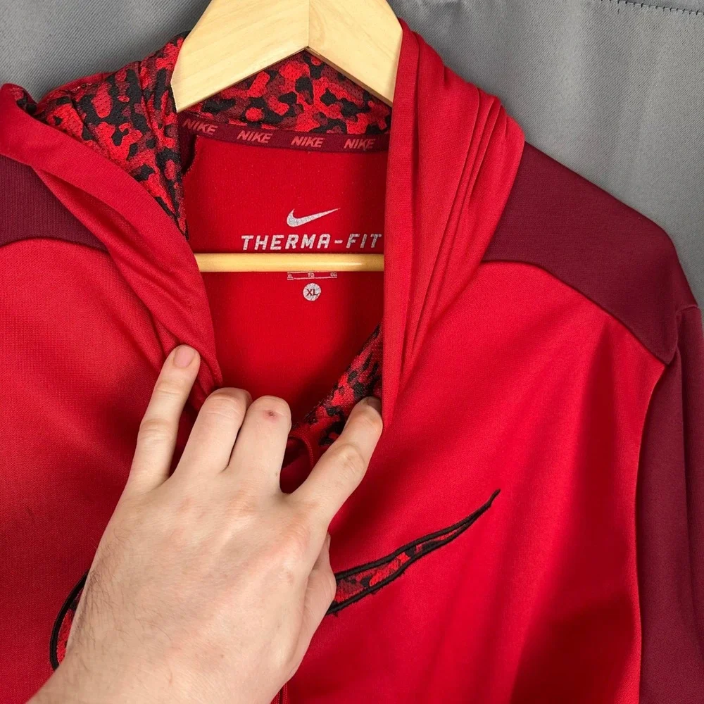Nike Therma-FIT Hoodie Mens XL Red Burgundy Camo Swoosh Pullover Sweatshirt